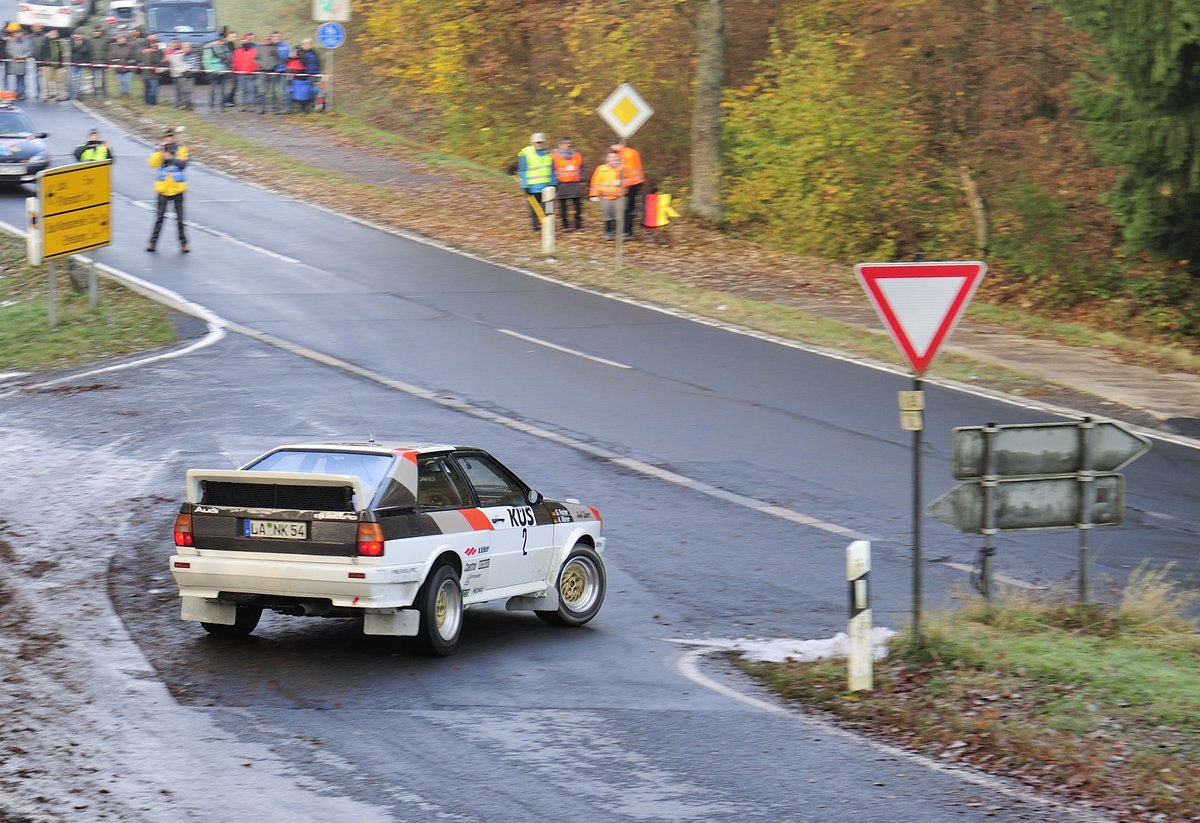 Audi Quattro Anton Werner & Gabriele Fischer auf teils noch glaten Asphalt, Startnummer 2. der Youngtimer Rally Köln - Ahrweiler 12.11.2016 
