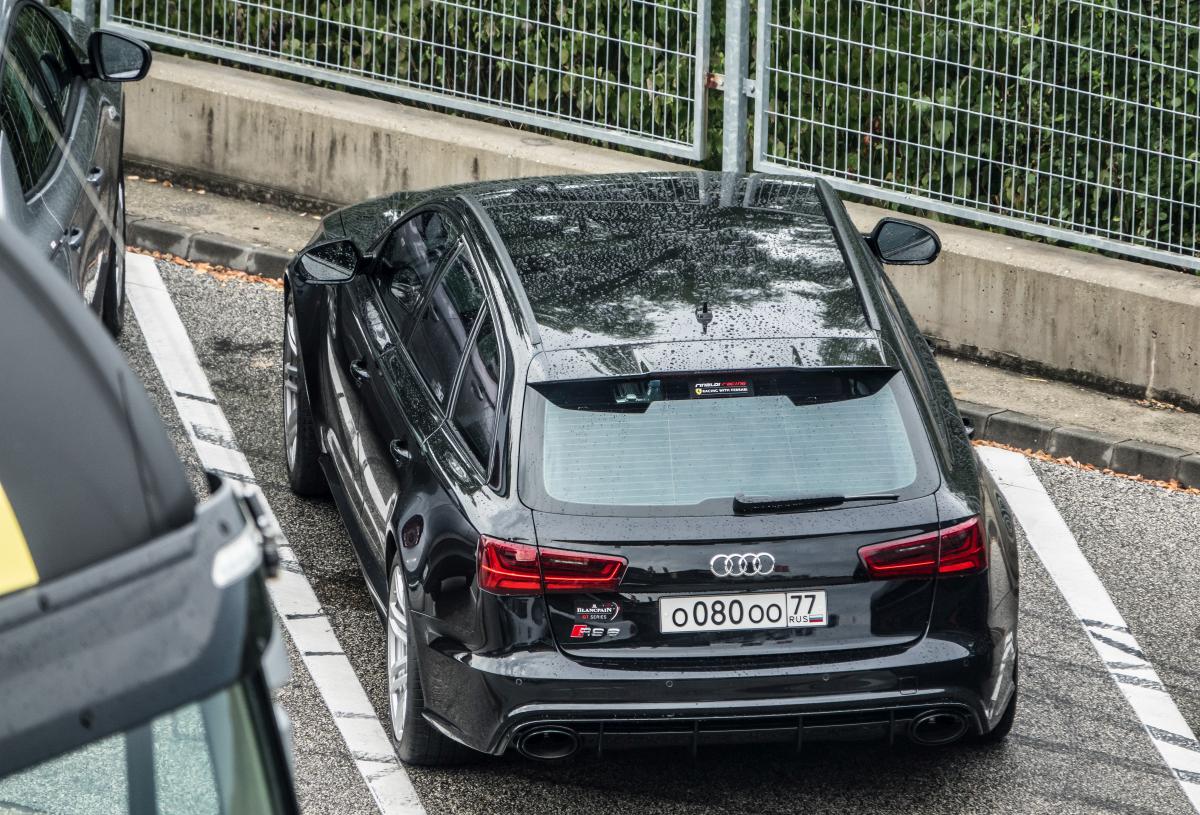 Audi RS6 auf dem Hungaroring-Parkplatz beim regnerischen Wetter (September, 2019).