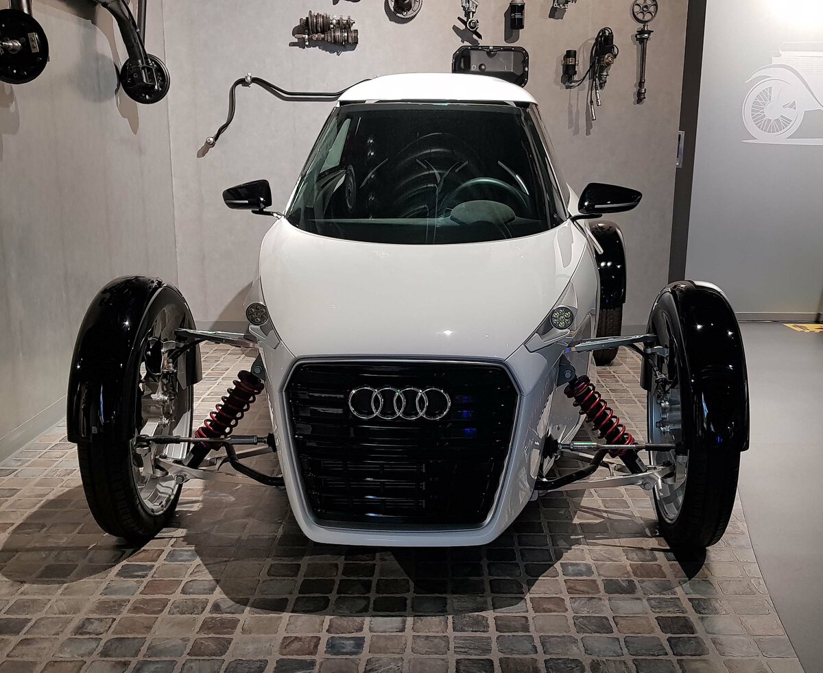 =Audi Urban Spyder Concept, gesehen im EFA Museum in Amerang, 06-2022. Das gezeigte Elektrofahrzeug aus dem Jahr 2011 ist ein Einzelstück (laut Fahrzeugbeschreibung) mit 20 PS-Motorleistung und einer Geschwindigkeit von ca. 70 km/h.
