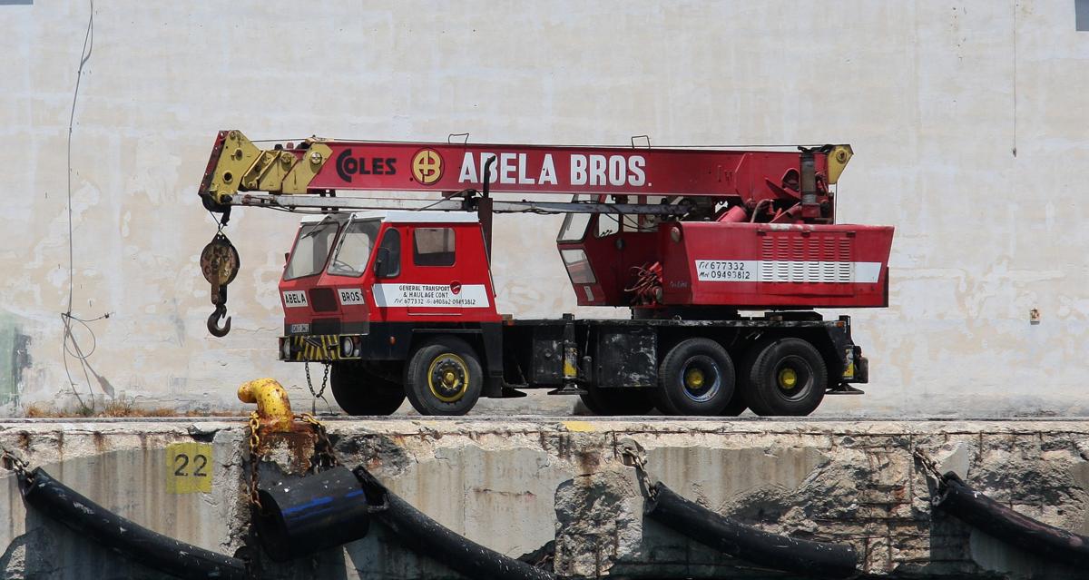 Auf dem Kai im Hafen La Valetta in Malta stand am 13.5.2014 dieser Coles Autokran.
