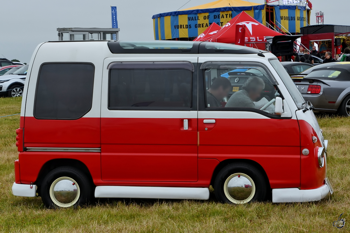 Auf flüchtigem Blick ein VW Bulli, bei genauerem Hinsehen ein Kleinbus des japanischen Herstellers Suzuki. (Fairford, Juli 2017)
