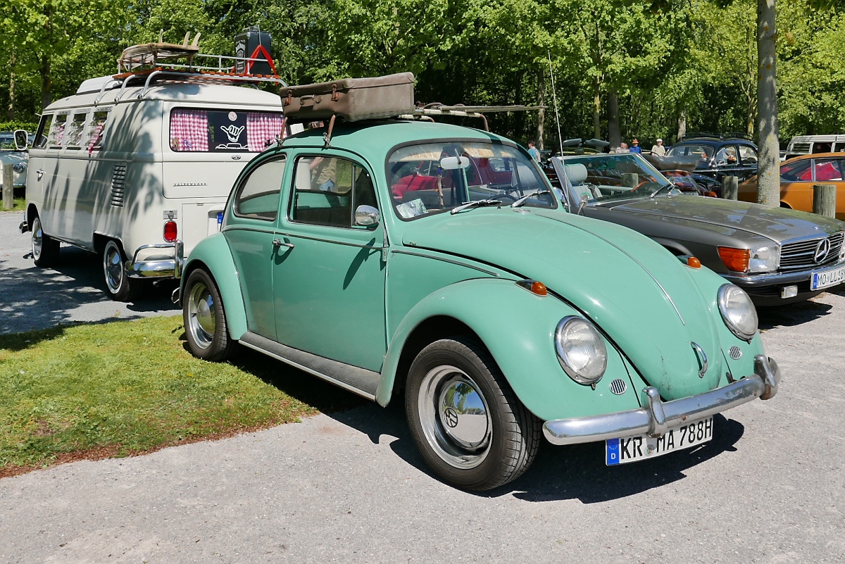 Auf geht's in den Ski-Urlaub: VW Käfer auf dem Oldtimer-Treffen an der Rennbahn in Krefeld, 8.5.16