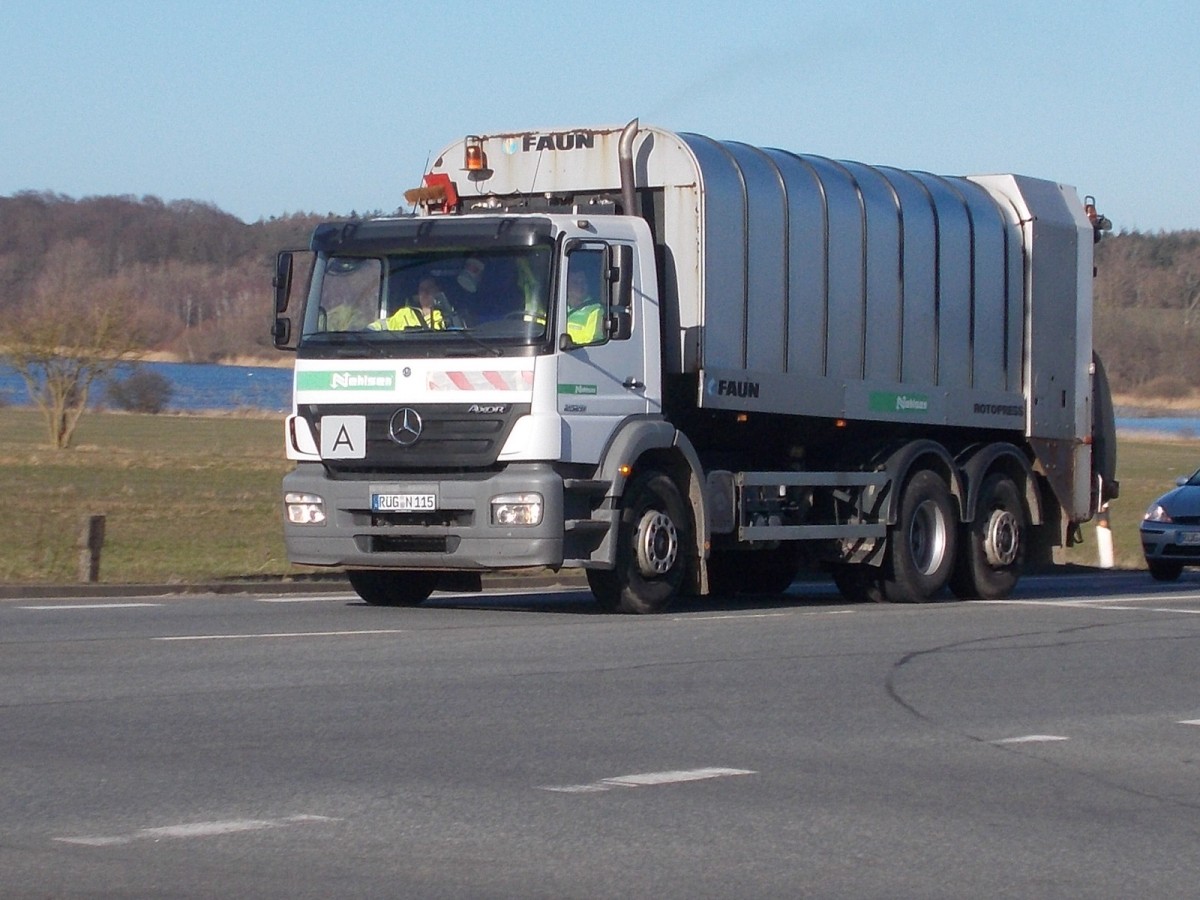 Auf der Pole Position stand,am 09.März 2015,an einer Kreuzung Dieser Mercedes Müllentsorgungsfahrzeug bei Bergen/Rügen.
