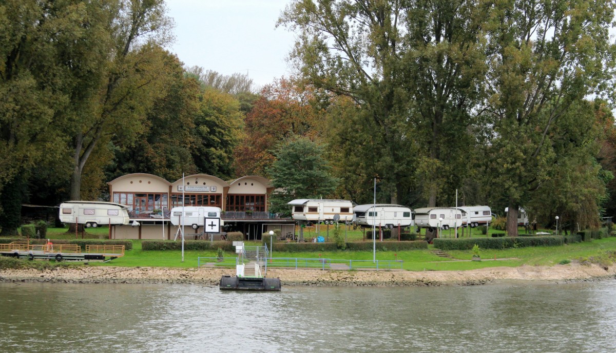 Auf Stelzen stehende Camping-Anhänger auf einem Campingplatz in Mainz am Rhein. 20.11.2014 