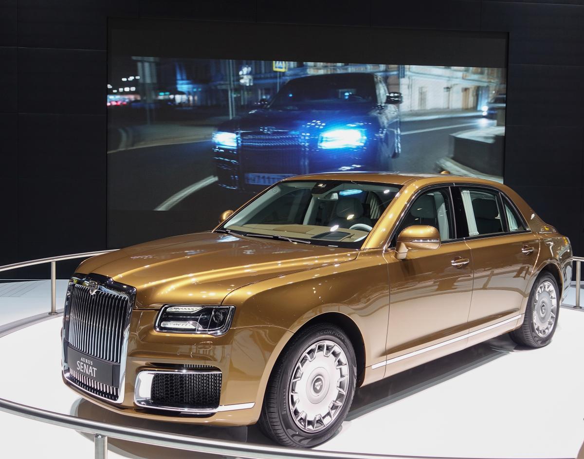 Aurus Senat, eine Luxusmarke aus Russland. Dieses Modell ähnelt sich auf dem Rolls Royce Phantom, obwohl die Proportionen ein bischen unterschiedlich sind. (Autosalon genf 2019).