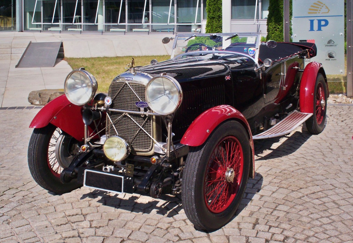  Aus dem Archiv. Oldtimer LAGONDA aufgenommen bei einer Pause whrend einer Luxemburgrundfahrt im Juni 2006.