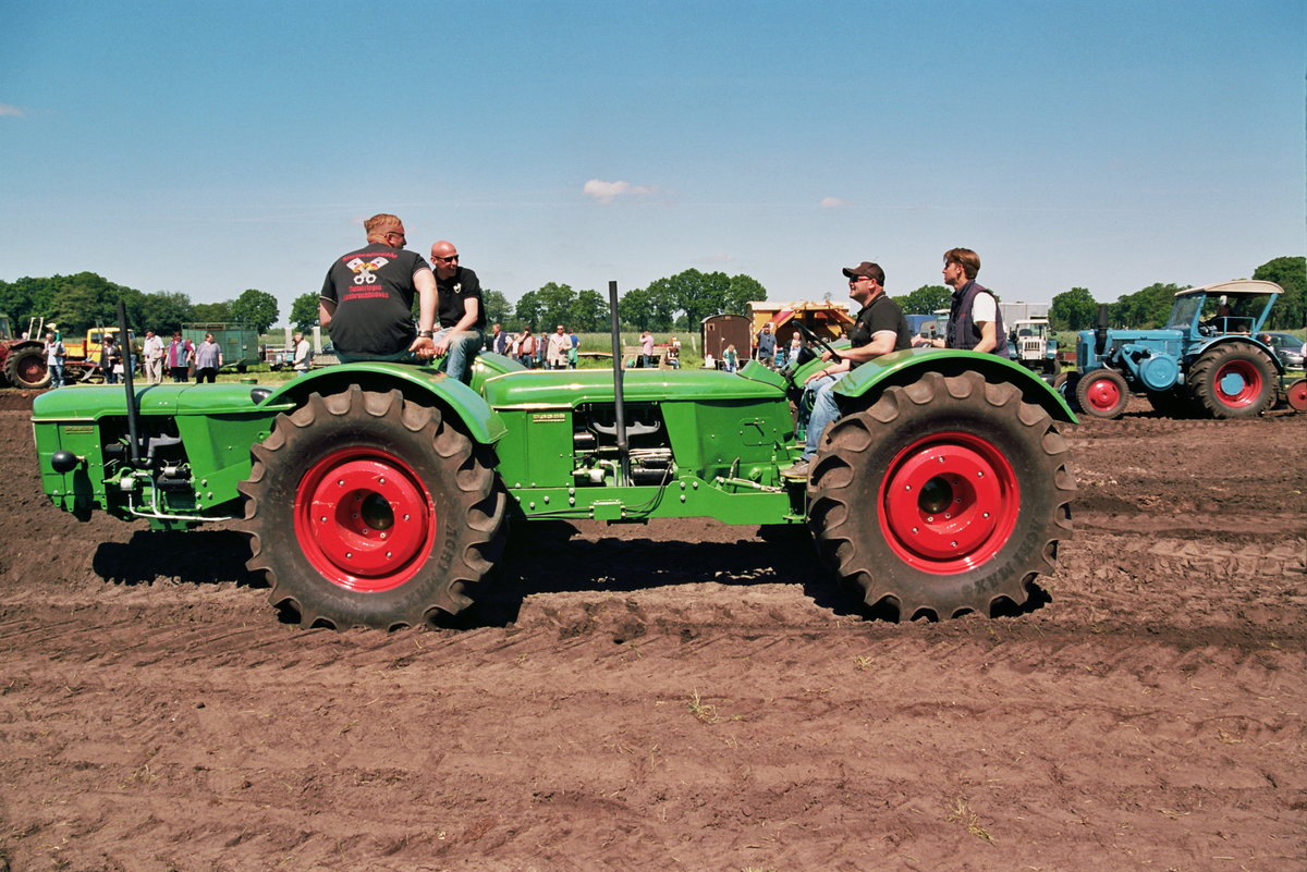 Aus zwei mach Einen. Ein Knicklenker Marke Eigenbau aus Traktoren der Deutz D-Reihe, gesehen bei einem Oldtimertreffen in Oyten bei Bremen, Mai 2015.