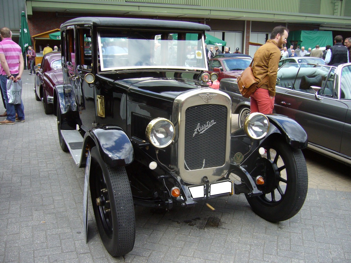 Austin 12 Windsor. 1927 - 1931. Dieses Mittelklassemodell der Marke Austin war insbesondere bei britischen Taxifahrern sehr beliebt. Der 4-Zylinderreihenmotor leistet aus 1861 cm³ Hubraum ca. 14 PS. Außengelände der Techno Classica am 18.04.2015.