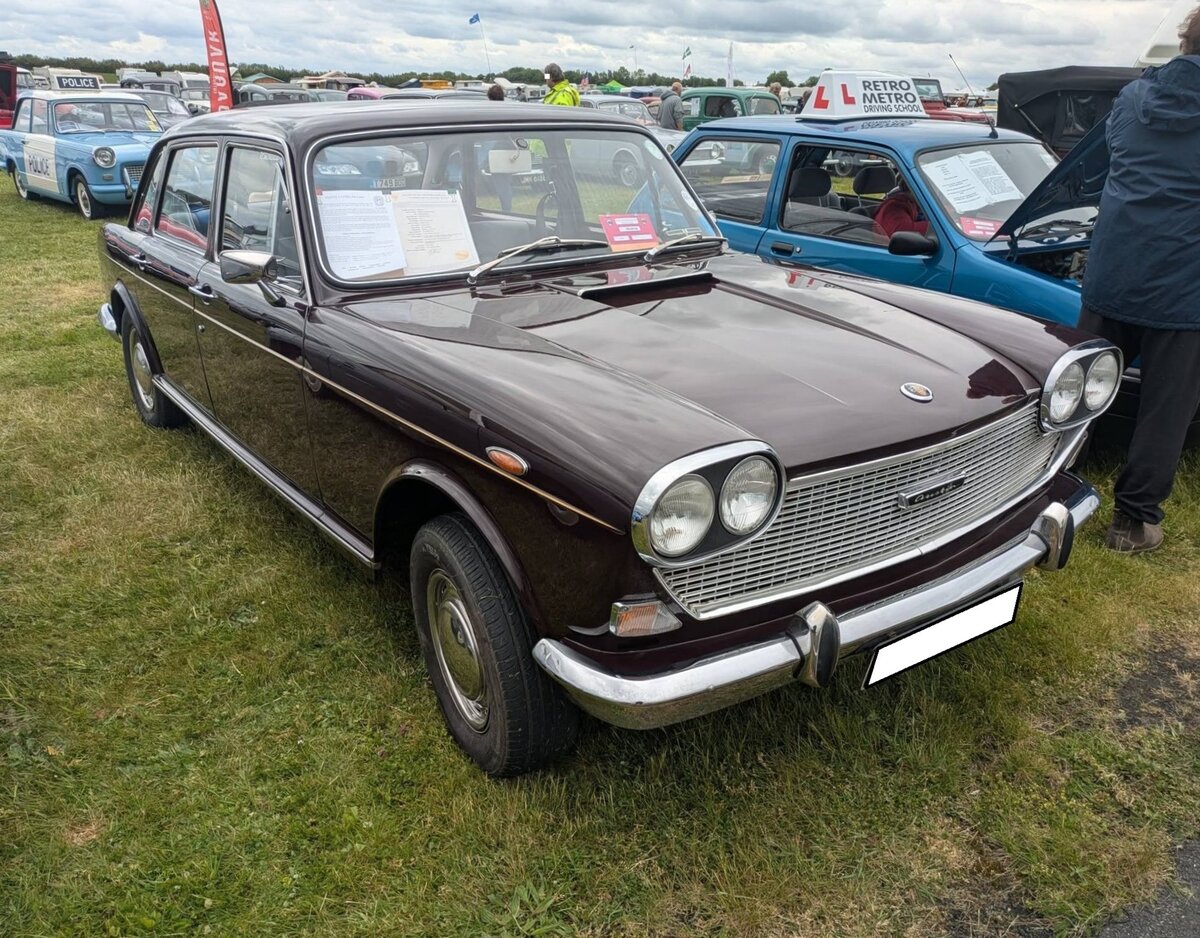 Austin 3 Litre aus dem Jahr 1971. Produziert wurde das vermeintliche Oberklassemodell in den Jahren von 1967 bis 1971. Die Baureihe gilt als einer der gr��ten  Flops  der britischen Automobilgeschichte. In den f�nf Jahren seiner Produktionszeit verkaufte sich das Modell weniger als 10.000 mal. Das Auto besa� eine komfortable miteinander verbundene Fl�ssigkeitsfederung namens Hydroelastic mit automatischer Niveauregulierung an der Hinterachse. Zeitgen�ssische Tester bewerteten das als  schwebendes Fahrverhalten . Der Sechszylinderreihenmotor mit einem Hubraum von 2912 cm� und einer Leistung von 125 PS, galt als sehr  durstig . Castle Combe Vintage Show am 19.05.2024 in Wiltshire/England.