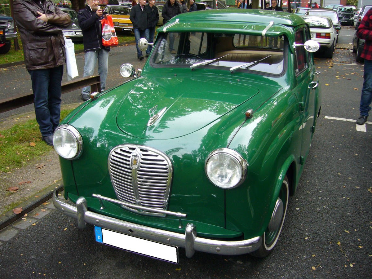Austin A30. 1951 - 1956. Der A30 war in der Nachkriegszeit das Volumenmodell der Austin Motor Company. Der 0.8l große 4-Zylinderreihenmotor leistet 29 PS. Historicar am 17.10.2015.
