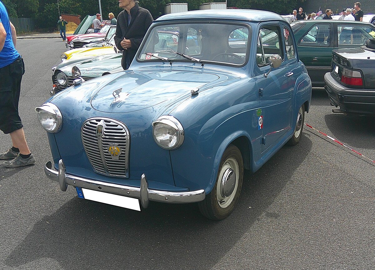 Austin A30 in der Karosserieform zweit�rige Limousine aus dem Jahr 1954. Im Jahr 1951 brachte die Austin-Motor-Company den lang erwarteten Nachfolger des Kleinwagens Austin  Seven  auf den Markt. Das Modell war als zwei- und viert�rige Limousine, als Kombimodell namens  Countryman  und geschlossener Kastenwagen lieferbar. Serienm��ig wird der Kleinwagen von einem Vierzylinderreihenmotor mit einem Hubraum von 803 cm� und einer Leistung von 28 PS angetrieben. In diesem Fahrzeug ist allerdings ein 950 cm�-Motor mit einer Leistung von 34 PS verbaut. 10. BCMM ( B ritish C ar M otorcycle M eeting) am 19.07.2026 an Mo´s Bikertreff in Krefeld.
 
