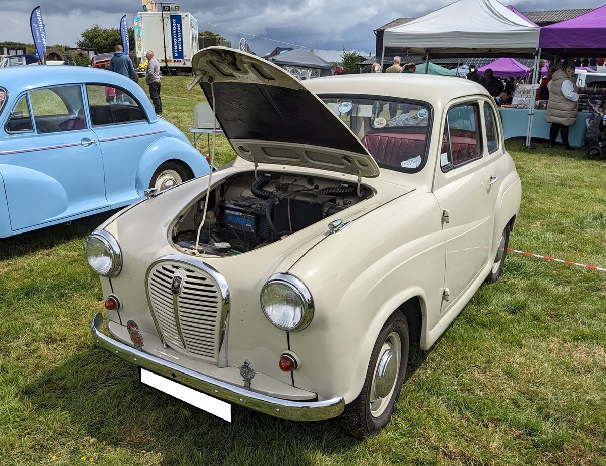 Austin A35 twodoor Sedan aus dem Jahr 1957. Auf der Basis des bereits 1951 vorgestellten Kleinwagens A30 brachte Austin als Nachfolgemodell im Jahr 1956 den Austin A35 auf den Markt. Das Modell war als zwei- und viertürige Limousine, dreitüriges Kombimodell namens  Countryman , als geschlossener Lieferwagen und als Mini-Pickup lieferbar. Angetrieben wird der knuffige Kleinwagen von einem Vierzylinderreihenmotor mit einem Hubraum von 948 cm³ und einer Leistung von 34 PS bzw. 35 PS. Im Jahr 1962 wurde der Verkauf der Limousinen eingestellt, der Verkauf der anderen Modelle lief noch bis 1968. Hog's Head Classic car meeting am 06.07.2024 in Llantillio Crosseny/South-Wales.