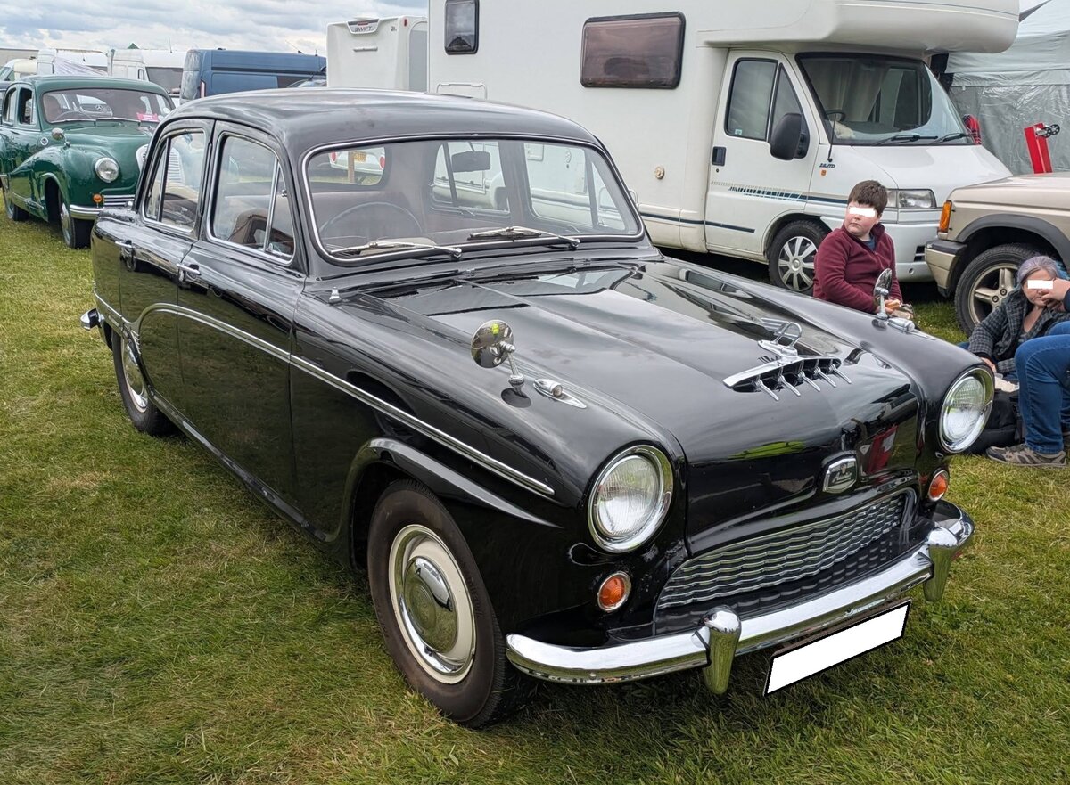 Austin A90 Westminster aus dem letzten Modelljahr 1956. Im Vergleich zum Vorg�ngermodell verabschiedete man sich von den rundlichen Vorkriegsformen und setzte auf ein moderneres, geradlinigeres Design. Der Wagen besa� eine selbst tragende Karosserie, was f�r eine hohe Verwindungssteifigkeit sorgte. Ein auff�lliges Detail war das Reserverad, das in einer separaten Mulde von au�en unter dem Kofferraum lag und mit der Kurbel f�r den Motorstart abgesenkt werden konnte. F�r die damalige Zeit war der  Westminster  komfortabel ausgestattet. Die Sitze waren wahlweise mit Leder oder PVC bezogen. Die gehobene DeLuxe-Variante verf�gte serienm��ig �ber eine Heizung. Der Sechszylinderreihenmotor hat einen Hubraum von 2639 cm� und leistet rund 86 PS. Castle Combe Vintage Show am 19.05.2024 in Wiltshire/England.