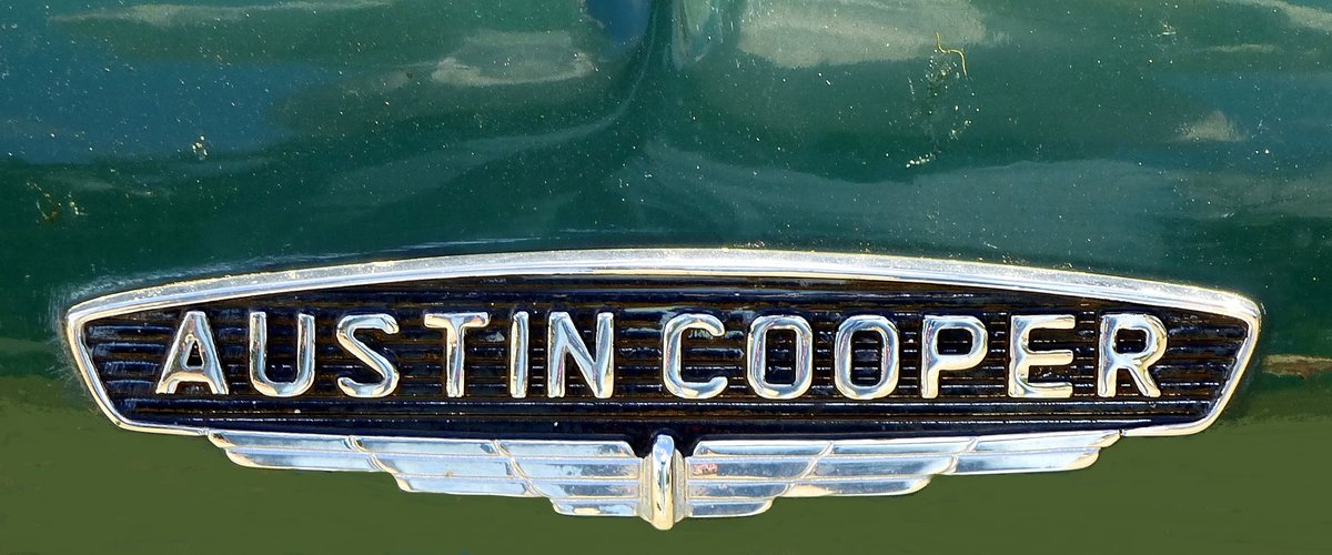 AUSTIN COOPER, Emblem am Khler eines Oldtimer-PKW der englischen Autofirma, Sept.2016