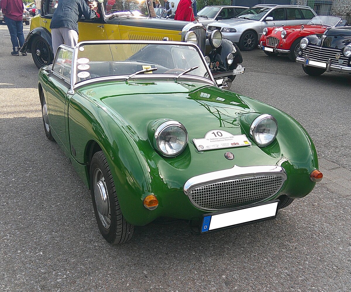 Austin Healey Sprite MK 1 im Farbton british racing green. Der Sprite MK 1 wurde von 1958 bis 1961 gebaut. Angetrieben wird er vom Vierzylinderreihenmotor aus dem Austin A35. Dieser leistet 44 PS aus einem Hubraum von 948 cm�. Aufgrund der Anordnung seiner Scheinwerfer erhielt der Sprite im Volksmund den Namen  Frogeye  bzw. im deutschsprachigen Raum  Froschauge . 