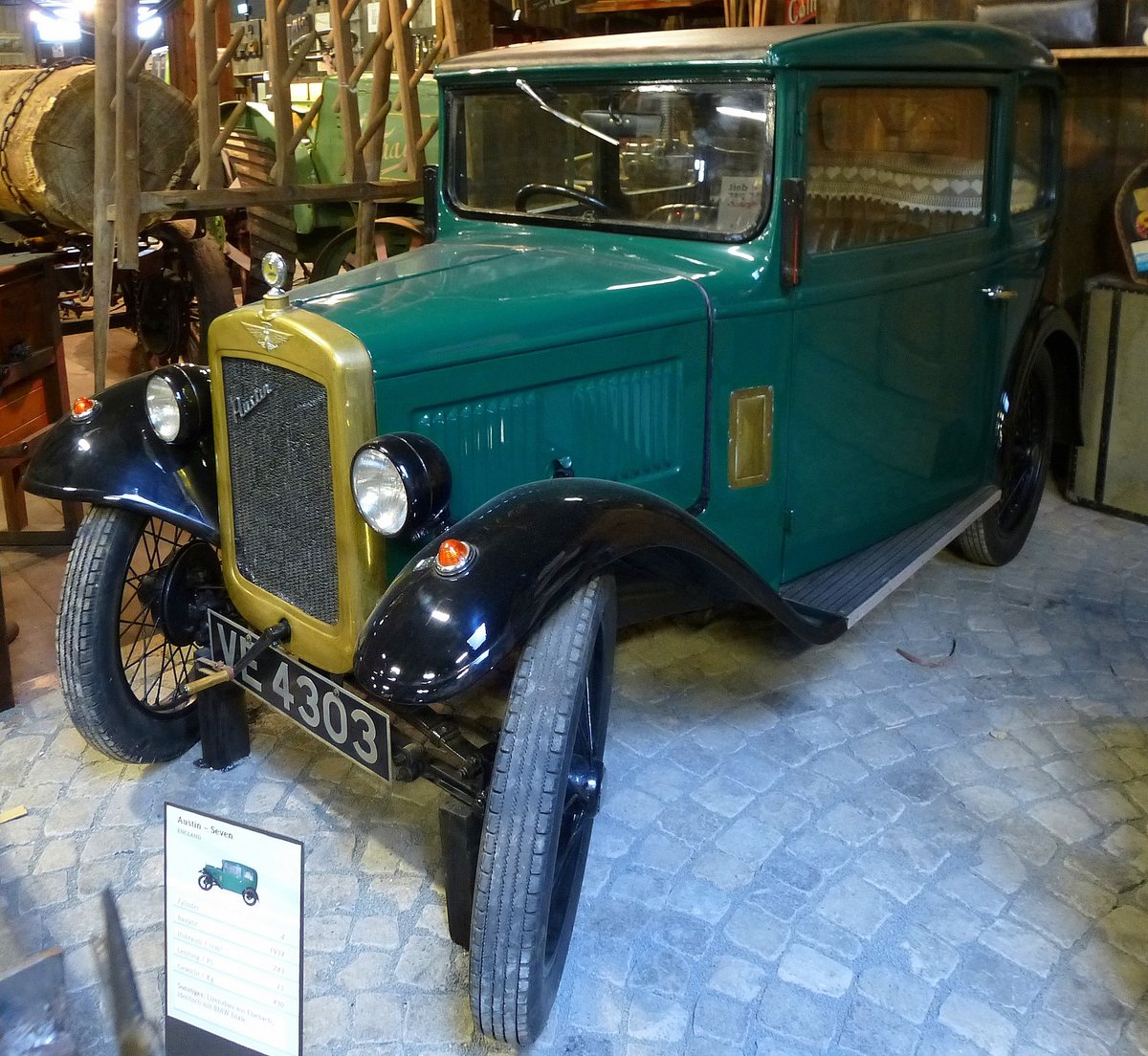 Austin Seven, die englische Firma baute das Auto nach einer Lizens des BMW Dixi, 4-Zyl.Motor mit 743ccm und 15PS, Baujahr 1934, Auto & Traktor Museum Bodensee, Aug.2013 