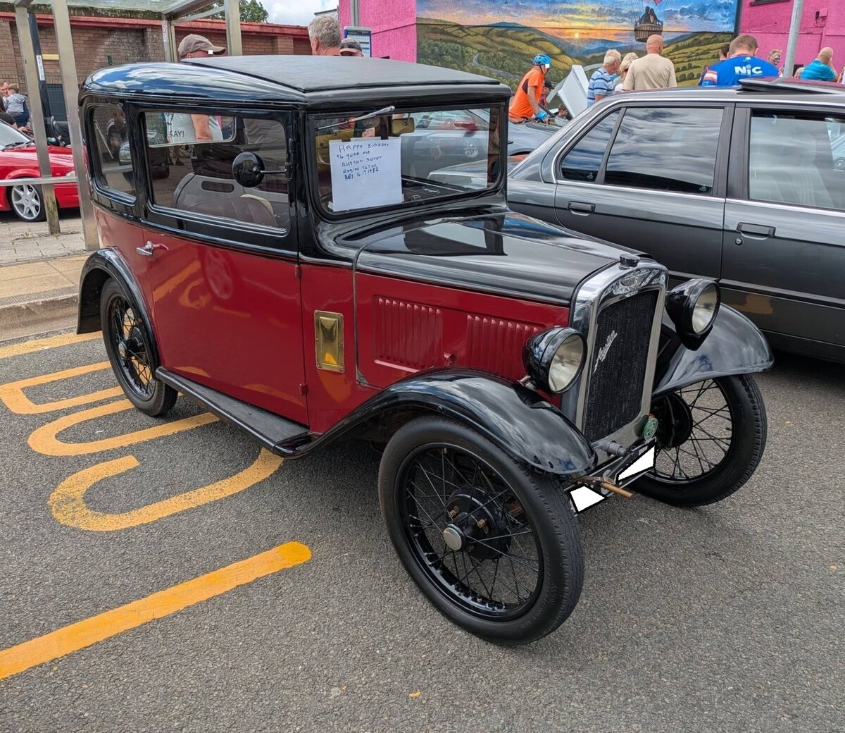 Austin Seven RN Saloon, wie er nur von Oktober 1931 bis September 1932 montiert wurde. Er war das erste Modell der legend�ren  Seven-Baureihe , bei dem serienm��ig ein Schiebedach verbaut wurde. Au�erdem sollte nicht unerw�hnt bleiben, dass die vorderen Sitze schon verstellbar waren. Mit dem  Seven  in seinen etlichen Karosserieversionen leitete die Marke Austin die Motorisierung einer breiten Bev�lkerungsschicht auf der britischen Insel ein. Der robuste Vierzylinderreihenmotor hat einen Hubraum von 747 cm� und leistet zwischen 10,5 und 12 PS. Brynmawr Classic Car Show/South Wales am 26.07.2026.