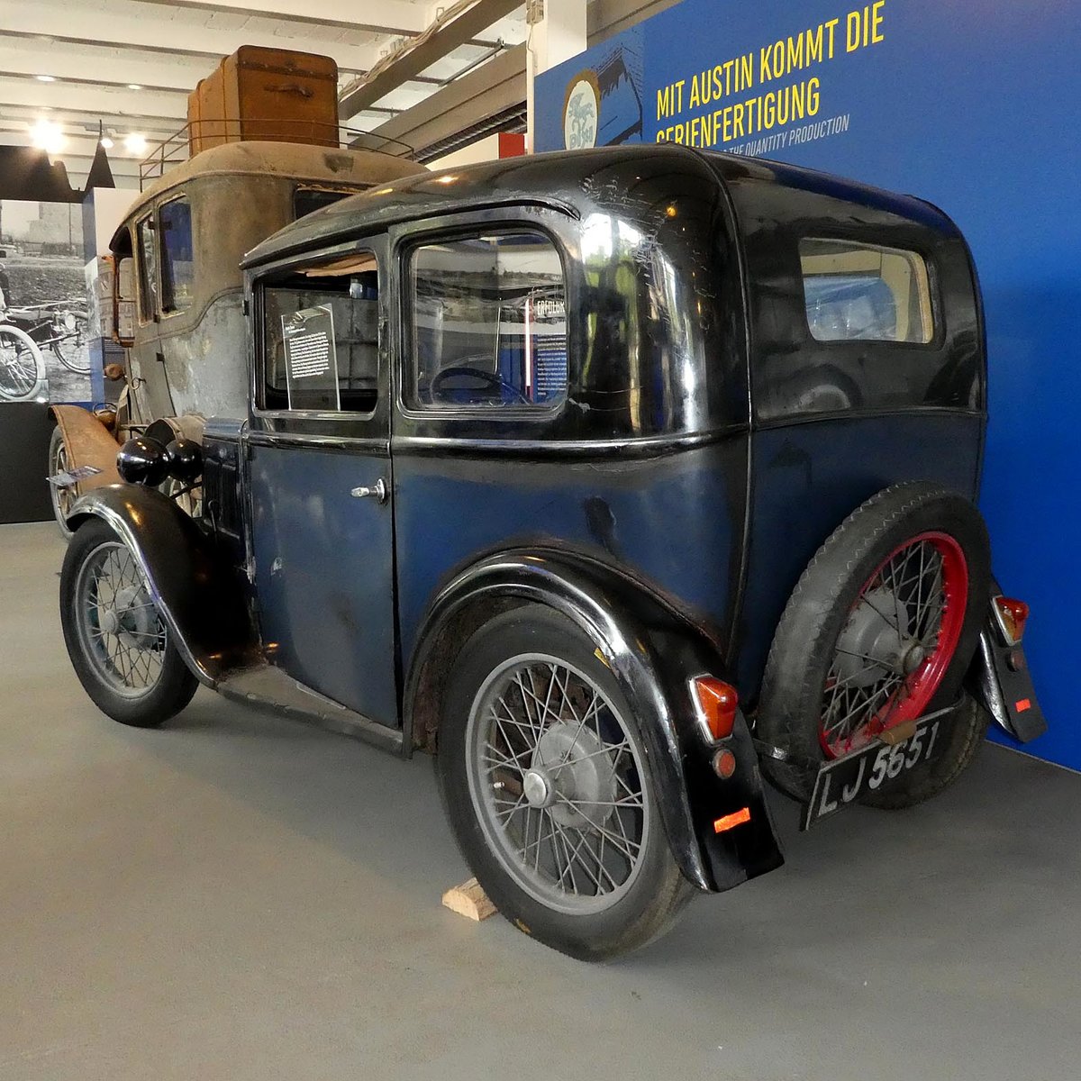 =Austin Seven steht in der AUTOMOBILWELT Eisenach. Zwischen 1922 und 1939 wurden insgesamt ca. 290000 Exemplare dieses Fahrzeugs gebaut. Techn. Daten: Bj. 1932, 748 ccm, 15 PS, 65 km/h
