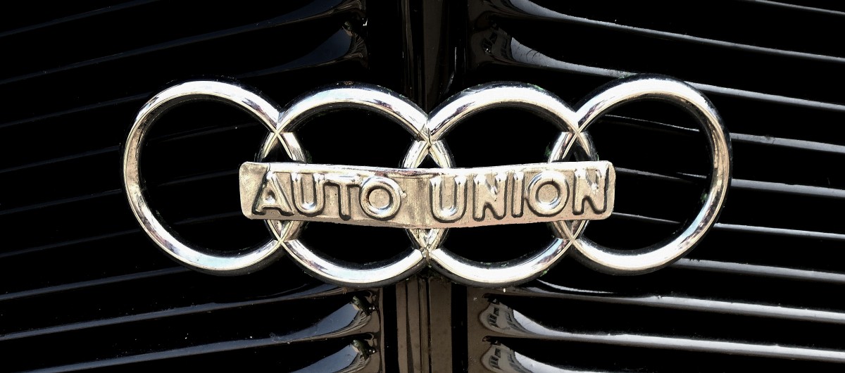 Auto Union AG Chemnitz, Logo am Khler eines Oldtimer-PKW von 1935, die vier Ringe symbolisieren den 1932 erfolgten Zusammenschlu der Firmen Horch, DKW, Audi und Wanderer zur AutoUnion mit Sitz in Chemnitz/Sachsen, April 2015 