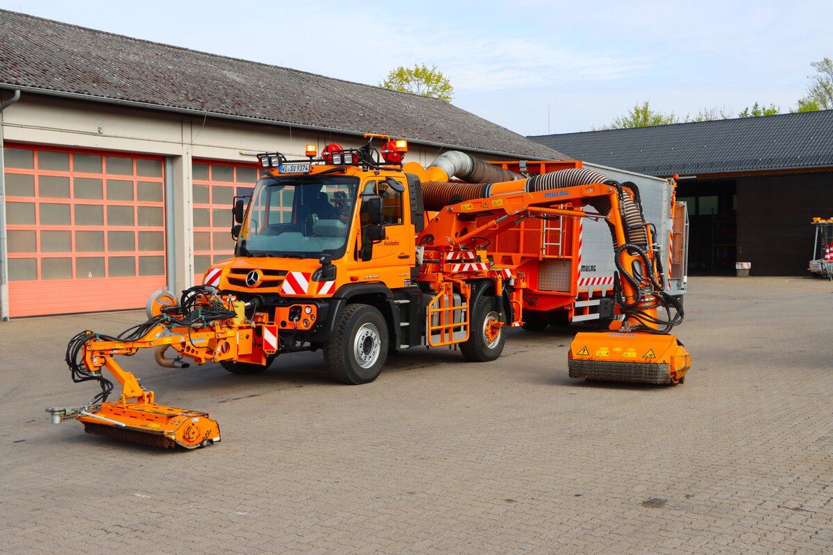 Autobahnmeisterei Langenselbold Mercedes Benz Unimog U527 mit MULAG Mähwerk und Zentralachsanhänger im Arbeitsmodus am 14.04.26. Danke an das Team der Autobahnmeisterei und der Autobahn GmbH das ich die Fotos machen durfte