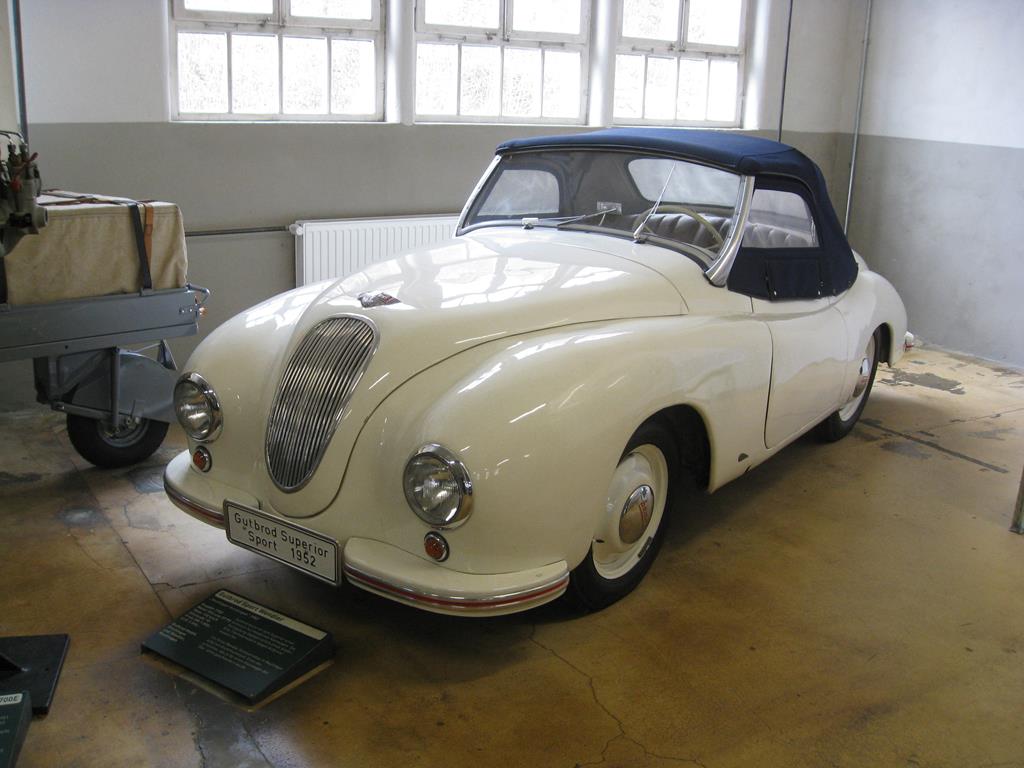Automuseum Schramberg am 12.3.2016: Gutbrod Superior mit Wendler Karosserie, Baujahr 1952.