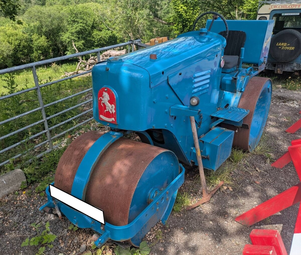 Aveling Barford GA Stra�enwalze aus dem Jahr 1967. Die Baureihe GA war die kleinste dreir�drige Walze im Sortiment der bereits im Jahr 1840 gegr�ndeten Maschinenfabrik aus Grantham/Lincolnshire. Sie wurde meistens f�r leichtere Arbeiten verwendet. Dazu geh�rten der Wegebau, Fu�g�ngerzonen, Asphaltreparaturen sowie das Walzen von Sportpl�tzen. Das Leergewicht lag bei rund 3 Tonnen. Das Gewicht konnte durch das Bef�llen der hohlen Stahlwalzen mit Wasser oder Sand erh�ht werden. Die Walzen waren meist mit kleinen, robusten Petter PC2 Zweizylinderdieselmotoren, manchmal aber auch mit Benzinmotoren aus dem Ford Popular ausger�stet. Sie besa�en ein extrem robustes Getriebe f�r schnelle Gangwechsel f�r den Vorw�rts- und R�ckw�rtslauf. Abergavenny Steam and Vintage Show am 27.05.2023.