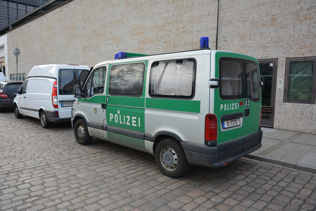 B-7270 (Renault) steht am 13.03.2015 in Berlin Bahnhof Zoo.
