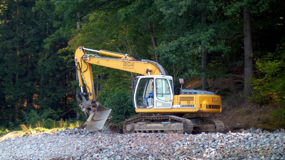 Bagger Liebherr 904 auf einer Baustelle. Foto 29.08.2013