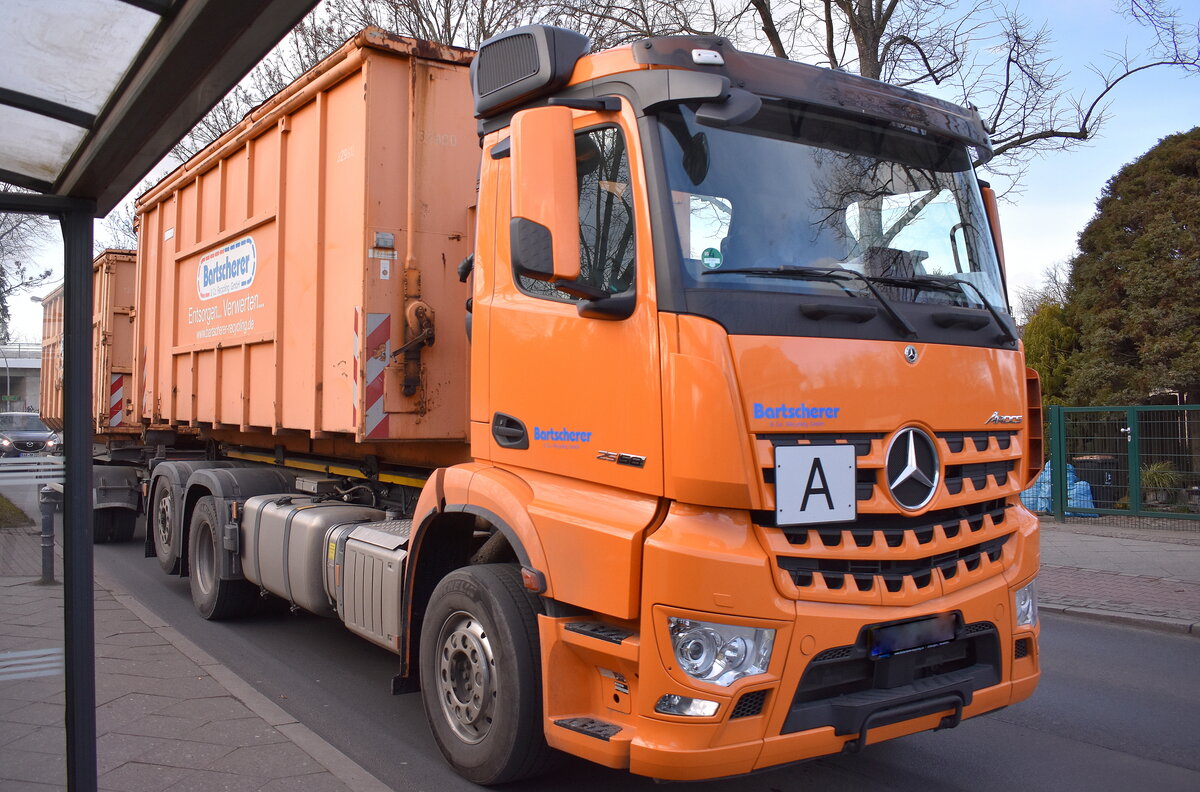 Bartscherer & Co. Recycling GmbH mit einem MB AROCS 2558 Abrollkipper + Hänger am 06.03.23 Berlin Blankenburg.