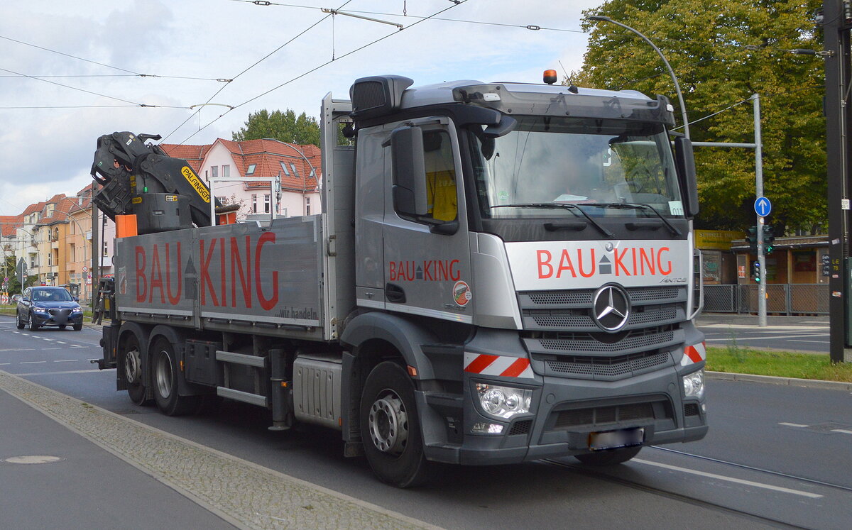 BAUKING GmbH mit einem MB ANTOS 2543 Baustofftransporter (Selbstlader) am 04.10.22 Berlin Karlshorst.