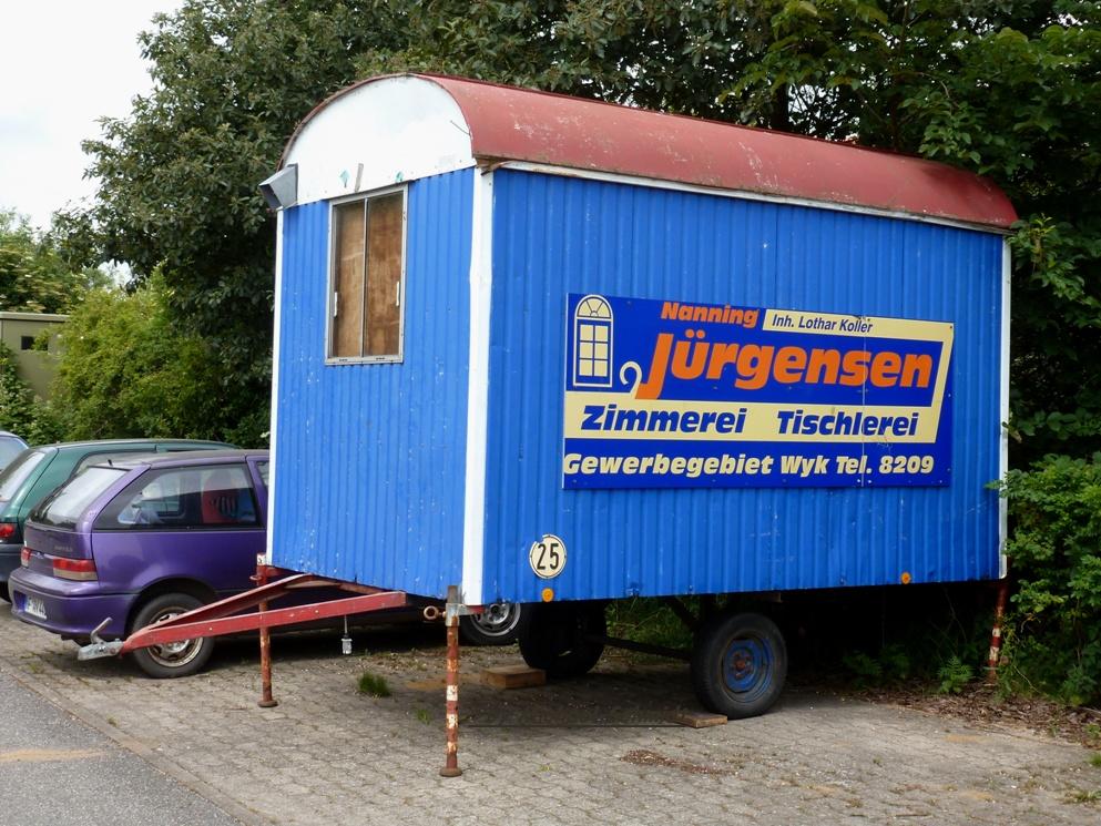 Bauwagen blau rotes Dach  mit WERBUNG fr Tischlerei Jrgensen in WYK 12,07,2013