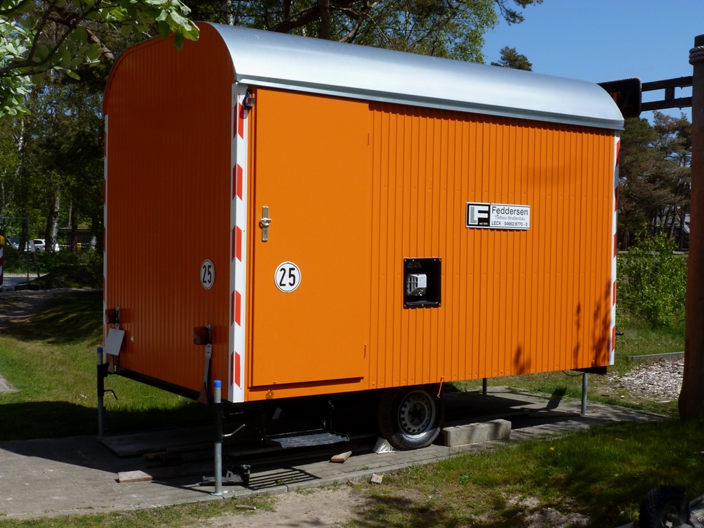 Bauwagen Kommunal orange recht neues Modell an der Satteldüne auf Amrum am 17.05.2015