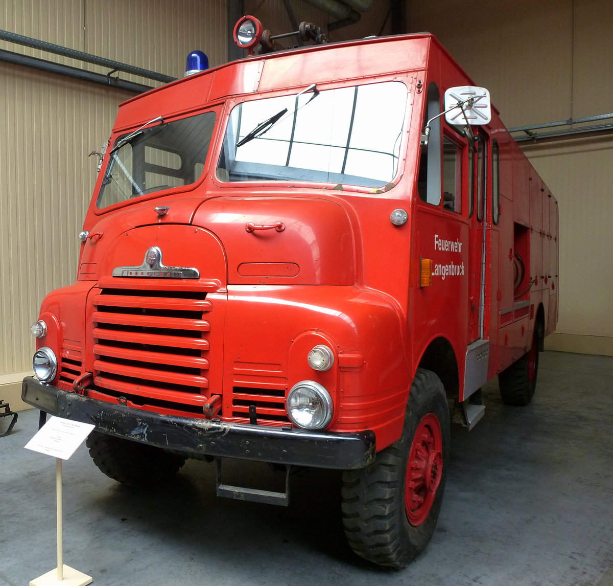 Bedford, englisches Feuerwehrauto, hat seinen Dienst in Langenbruck/Schweiz getan, Feuerwehrmuseum Vieux-Ferrette, Mai 2016