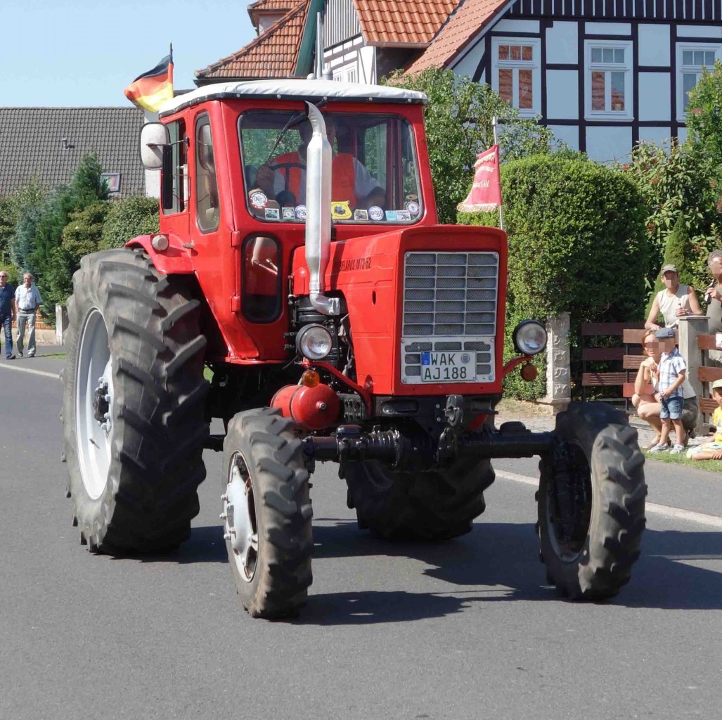 Belarus MTS unterwegs in Pferdsdorf anl. der 2015er Oldtimerveranstaltung im August