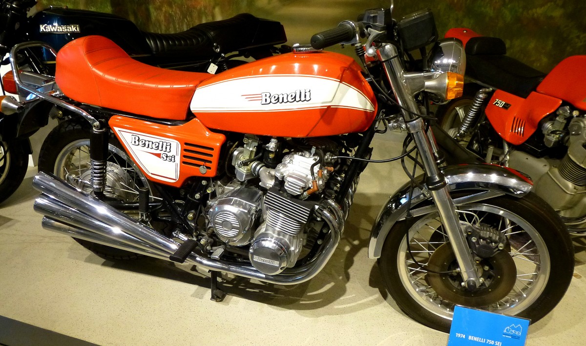 Benelli 750SEI, Baujahr 1974, 6-Zyl.4-Taktmotor mit 748ccm und 63PS, Vmax.über 200Km/h, die Maschine aus Italien war das erste Serienmotorrad der Welt mit 6-Zylindermotor, NSU-Museum, Sept.2014