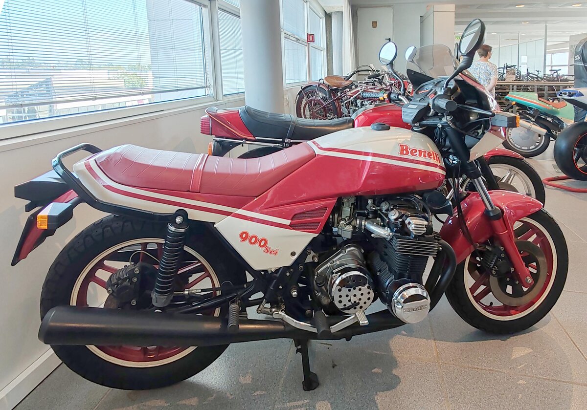 =Benelli 900 SEI, Bj. 1988, 6 Zyl., 905 ccm, gesehen im Museo Nicolis in Verona, 09-2025