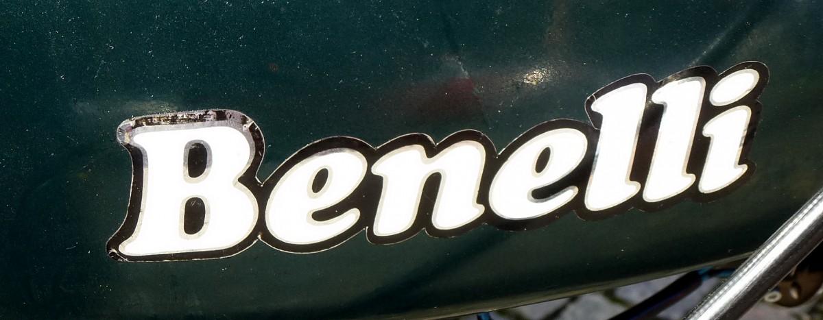 Benelli, Schriftzug am Tank eines Oldtimer-Motorrades der italienischen Firma, Juli 2014