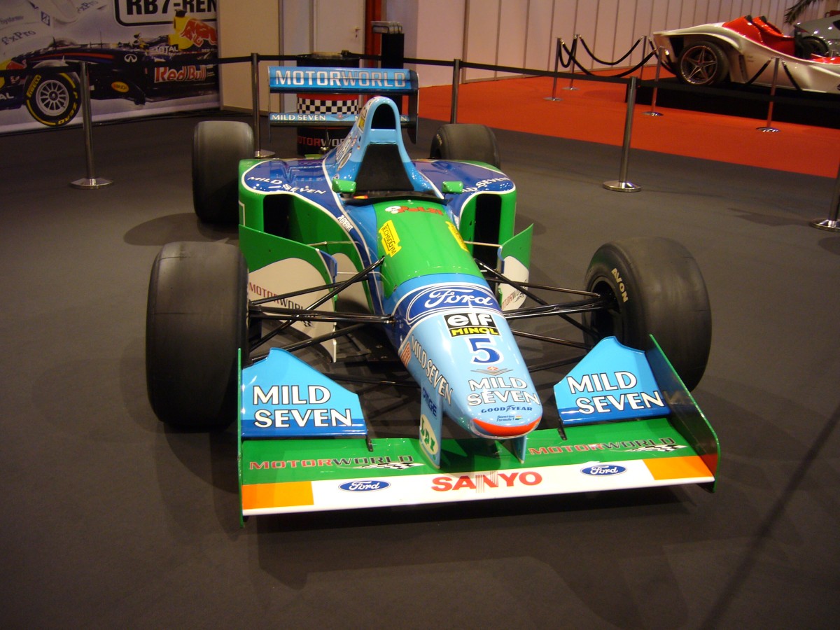 Benneton B194-Ford von 1994. Mit diesem Formel 1 Boliden fuhr Michael Schumacher seinen ersten Weltmeistertitel 1. Angetrieben wird der Rennwagen von einem 8-zylindrigen Ford-Zetec-R Motor mit 3498 cm³ Hubraum. Essen Motor Show am 01.12.2015.