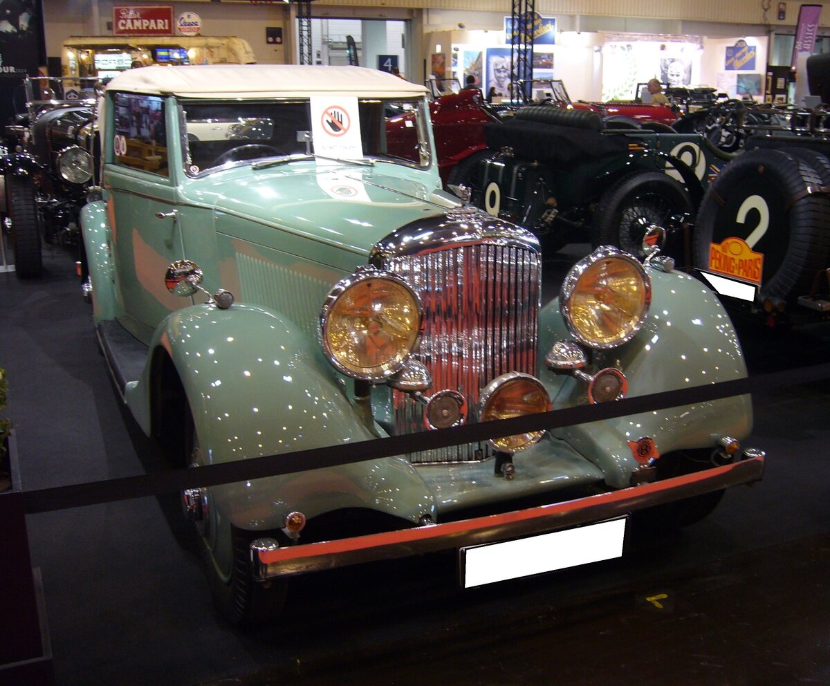 Bentley 3.5 Litre Convertible. Hier haben wir einen so genannten  Derby-Bentley . Rolls Royce hatte Bentley Anfang der 1930´er Jahre übernommen. Zwischen 1933 und 1935 wurden 1178 Bentley 3.5 Litre im Rolls Royce-Werk in Derby/Derbyshire gebaut und teilweise auch karossiert. Das hier gezeigte Auto trägt eine werksseitige twodoor Drop Head Coupe Karosserie vom hauseigenen coachworker Park Ward. Der Wagen hat einen Sechszylinderreihenmotor mit einem Hubraum von 3668 cm³ und leistet 120 PS. Obwohl 1935 produziert, wurde der Wagen im Jahr 1936 erstmalig zugelassen. Techno Classica Essen am 06.04.2024.
