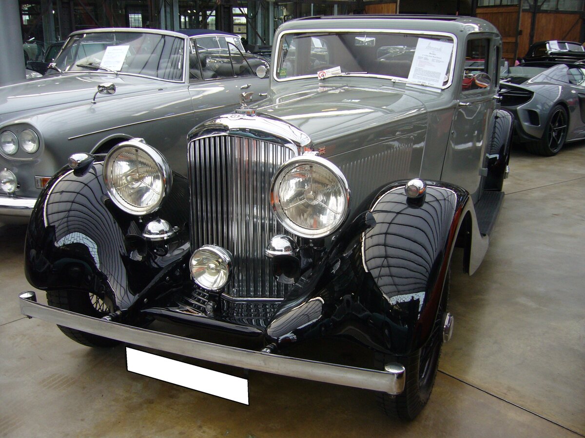 Bentley 4,25 Litre Saloon by Park Ward. Das zweite Modell mit dem geflügelten B, dem Markenzeichen von Bentley, das nach der Übernahme durch Rolls-Royce erschien, war im Jahr 1936 der Bentley 4,25 Litre, dessen Sechszylinderreihenmotor auch im Rolls Royce 25/30 HP verbaut wurde. Dieser Motor hat einen Hubraum von 4257 cm³ und ca. 125 PS leistet. Das Chassis des gezeigten Autos wurde Ende 1936 an Park Ward coachworks geliefert und mit einem Saloon-Aufbau versehen. Im Juli 1937 wurde das Auto an seine erste Besitzerin ausgeliefert. Classic Remise Düsseldorf am 30.12.2022.