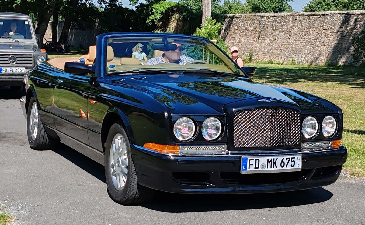 =Bentley Azure auf dem Weg zur Oldtimerausstellung bei Schloss Fasanerie, 06-2025