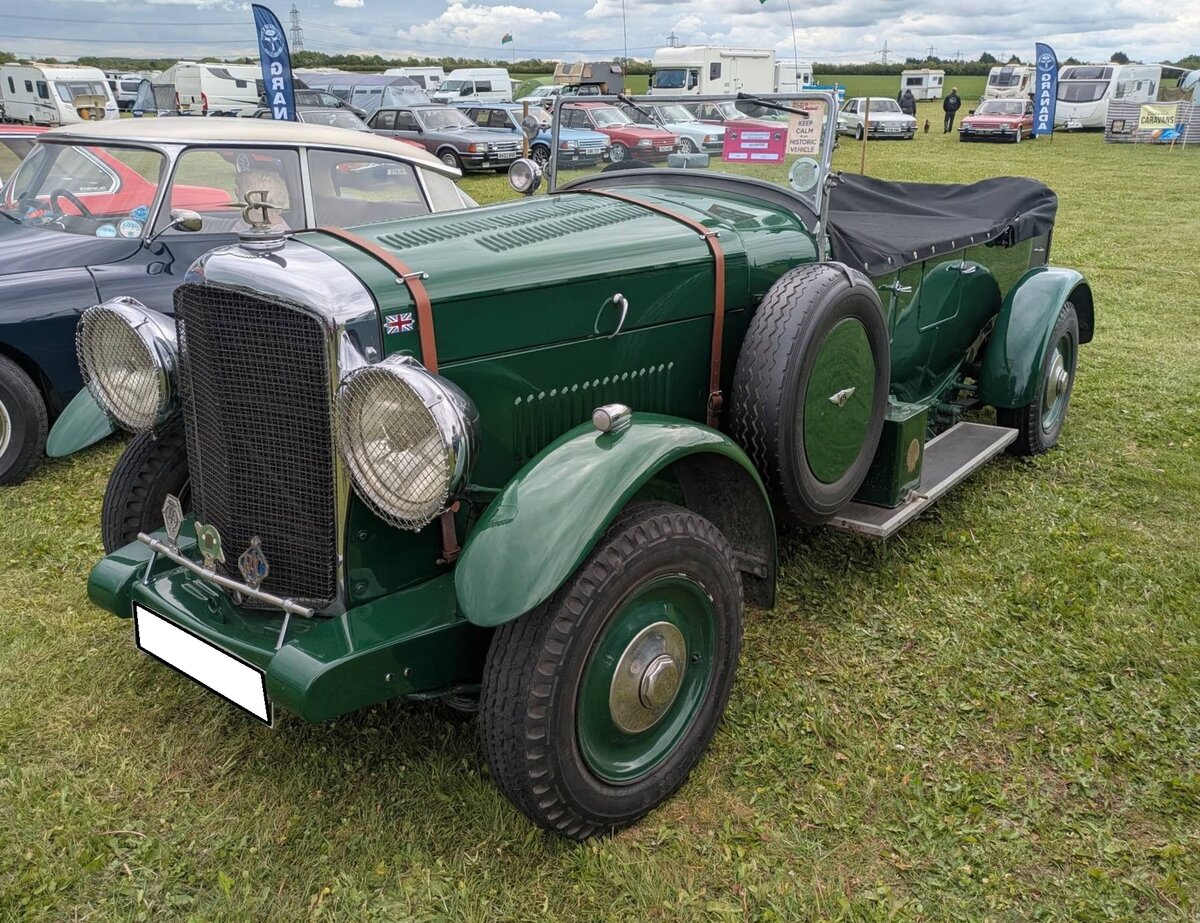 Bentley MK6  Special . Auf der Basis eines Bentley MK6 aus dem Jahr 1948 wurde dieser, sagen wir mal, etwas skurril aussehende  Open-Tourer  aufgebaut. Wie mir mein britischer Begleiter erz�hlte, war es wohl in GB weit verbreitet Karosserieumbauten jeglicher Art bei Bentley MK6-Modellen vorzunehmen. H�ufig wurden auch noch �nderungen an der Motorisierung vorgenommen. Diese  eigenwillige Sch�nheit  hat jedoch noch den originalen Sechszylinderreihenmotor mit einem Hubraum von 4257 cm� und einer Leistung von 130 PS verbaut. Castle Combe Vintage Show am 19.05.2024 in Wiltshire/England.