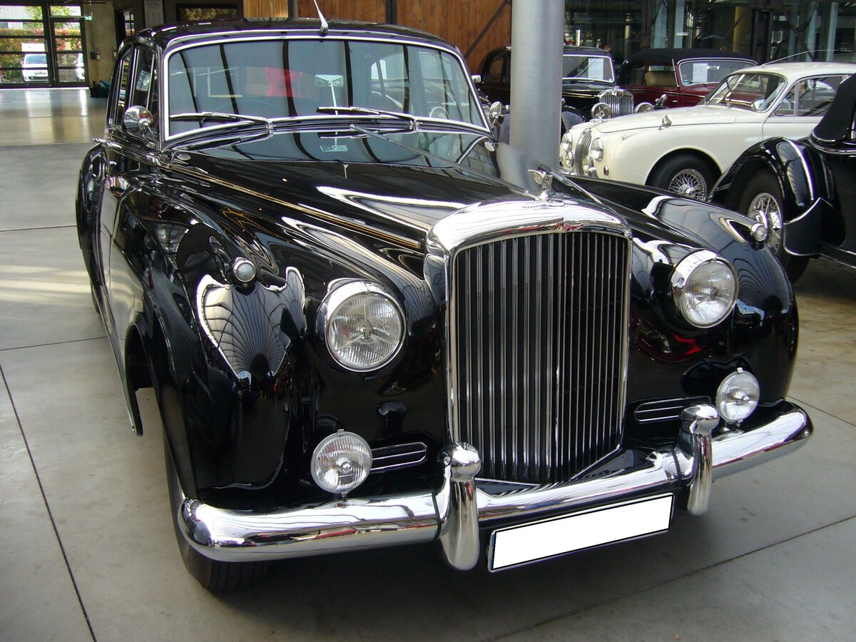 Bentley S1 Limousine, gebaut in den Jahren von 1955 bis 1959. Bei eingehender Betrachtung des Bentley S1 blieben keine Zweifel, dass Rolls-Royce die Entscheidung getroffen hatte. Unterschiede zwischen dem Rolls-Royce Silver Cloud I und dem Bentley S1 allein auf die Kühlerform und die Markenembleme zu beschränken. Bei beiden Typen tat der Sechszylinder-Reihenmotor, für den die im Zylinderkopf angeordneten Einlassventile und die im Block stehenden Auslassventile charakteristisch waren, mit einem Hubraum von 4.887 ccm Hubraum und einer Leistung von 135 PS Dienst. 