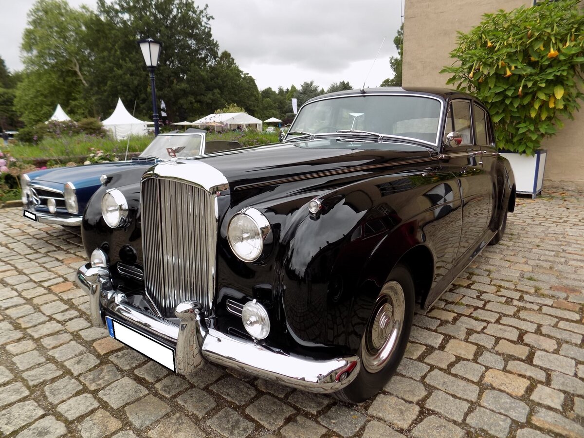 Bentley S1 Limousine, gebaut in den Jahren von 1955 bis 1959. Bei eingehender Betrachtung des Bentley S1 blieben keine Zweifel, dass Rolls-Royce die Entscheidung getroffen hatte Unterschiede zwischen dem Rolls-Royce Silver Cloud I und dem Bentley S1 allein auf die Kühlerform und die Markenembleme zu beschränken. Bei beiden Typen tat der Sechszylinder-Reihenmotor, für den die im Zylinderkopf angeordneten Einlassventile und die im Block stehenden Auslassventile charakteristisch waren, mit einem Hubraum von 4.887 ccm Hubraum und einer Leistung von 135 PS Dienst. Classic Festival auf Schloss Lembeck im Juli 2019.