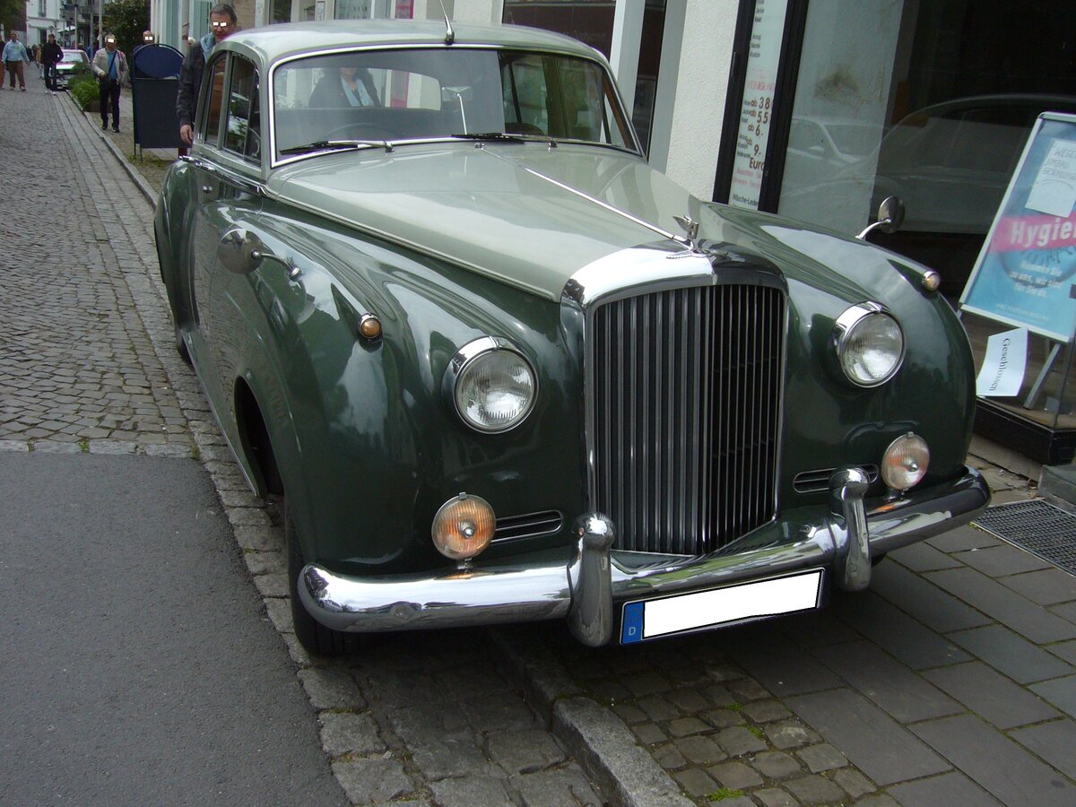 Bentley S1 Saloon, gebaut in den Jahren von 1955 bis 1959. Bei eingehender Betrachtung des Bentley S1 bleiben keine Zweifel, dass die Mutterfirma Rolls-Royce die Entscheidung getroffen hatte, die Unterschiede zwischen dem Rolls-Royce Silver Cloud I und dem Bentley S1 allein auf die Kühlerform und die Markenembleme zu beschränken. Bei beiden Typen tat der Sechszylinder-Reihenmotor, für den die im Zylinderkopf angeordneten Einlassventile und die im Block stehenden Auslassventile charakteristisch waren, mit einem Hubraum von 4.887 ccm Hubraum und einer Leistung von 135 PS Dienst. Oldtimertreffen des AMC Essen-Kettwig am 01.05.2022.