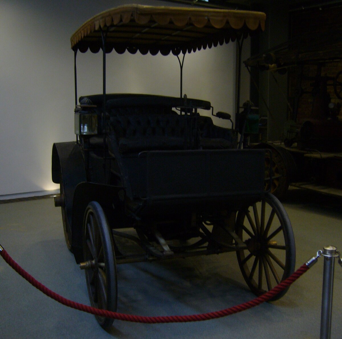 Benz Victoria Phaeton aus dem Jahr 1895. Das Modell  Victoria  der Carl Benz Motorengesellschaft war eine Weiterentwicklung des ersten, damals noch dreirädrigen, Benz-Motorwagens aus dem 1886. Er ist somit auch der erste vierrädrige Wagen aus dem Hause Benz. Dieser Wagen hat seit seiner Herstellung im Jahr 1895 nur zwei Vorbesitzer gehabt, nämlich die Familie Benz und einen gewissen Henry Ford. Dieser hat das Auto in den 1920´er Jahren für sein Automuseum gekauft. Später wurde das Fahrzeug nach Deutschland zurück verkauft. Der im Heck verbaute Einzylinderviertaktmotor hat einen Hubraum von 2650 cm³ mit einer Leistung von 5 PS. Er kann das Auto bis auf eine Geschwindigkeit von 30 km/h beschleunigen. Nationales Automuseum/Loh Collection am 08.11.2023.