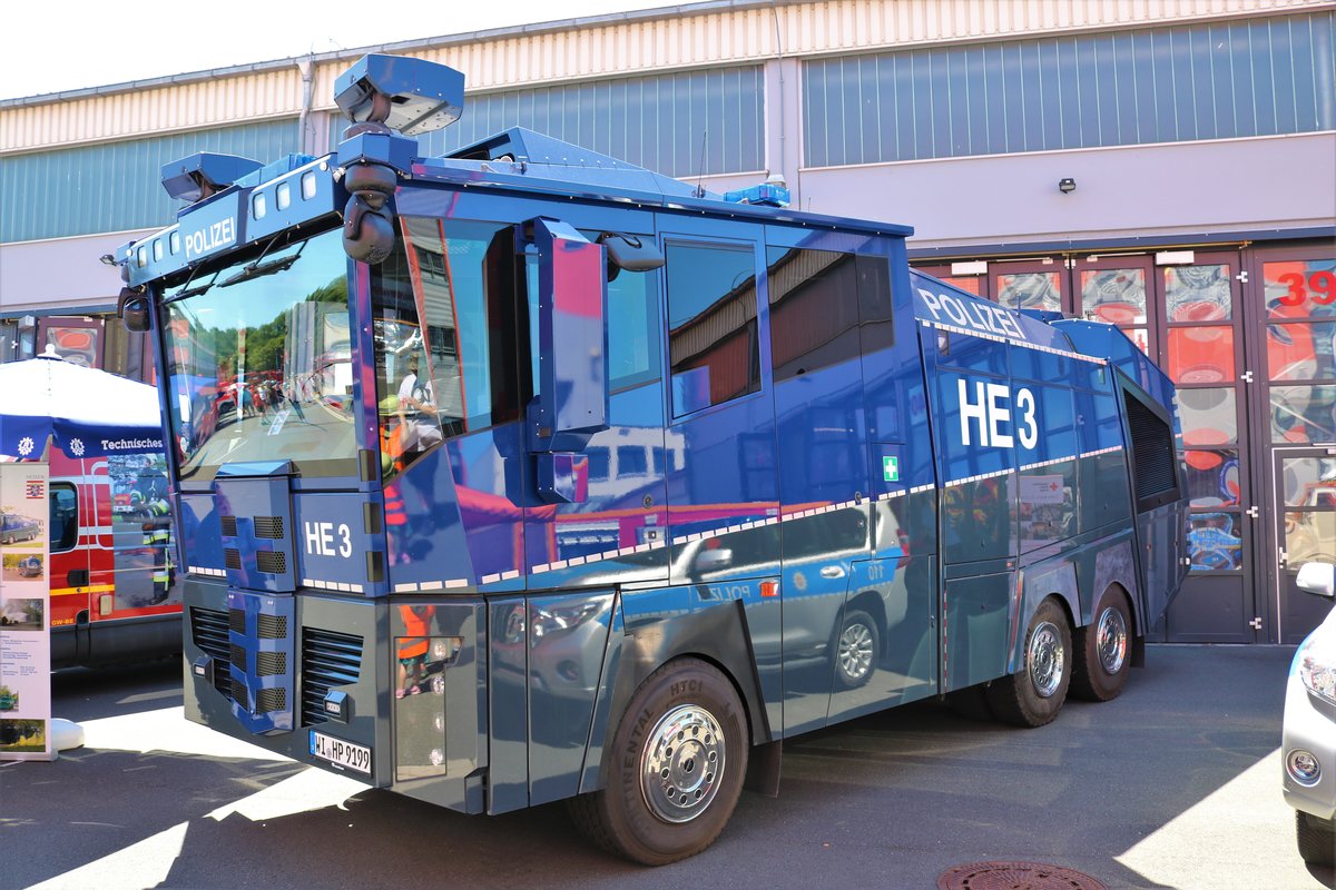 Bereitschaftspolizei Hessen Mercedes Benz/Rosenbauer WaWe10000 am 02.06.19 beim Tag der offenen Tür der Feuerwehr in Hanau