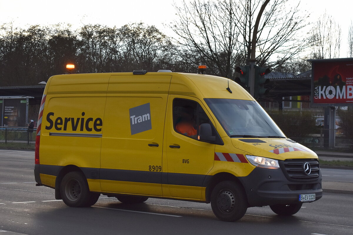 Berliner Verkehrsbetriebe (BVG) mit einem MB SPRINTER Servicefahrzeug für die Berliner TRAM am 12.03.24 Berlin Marzahn.