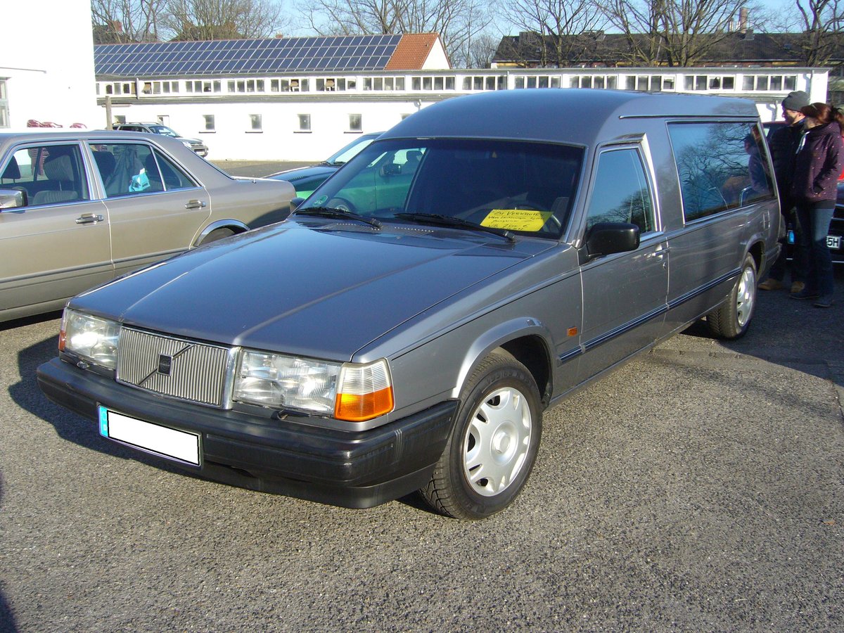 Bestattungswagen auf Basis eines Volvo 940. 1990 - 1998. Von welchem Karosseriebauer der Aufbau ist, ist mir leider nicht bekannt. Oldtimer- Youngtimertreffen in Krefeld am 22.01.2017.