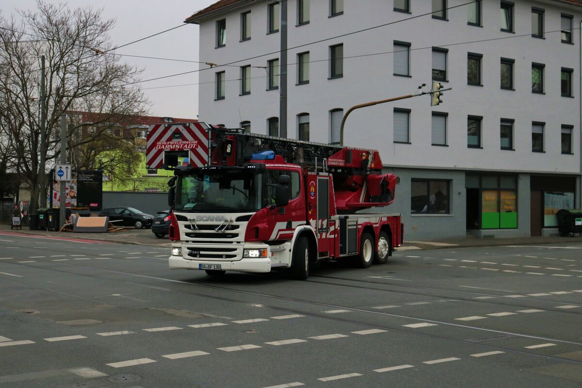 BF Darmstadt Scania DLK 23/12 1-30-1 am 17.03.22 in Darmstadt
